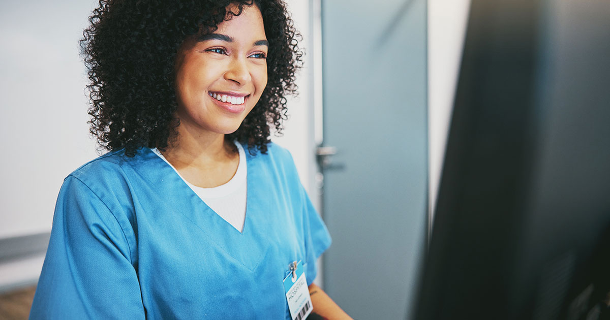 Long-term care nurse using EMR software designed to support efficient clinical workflows